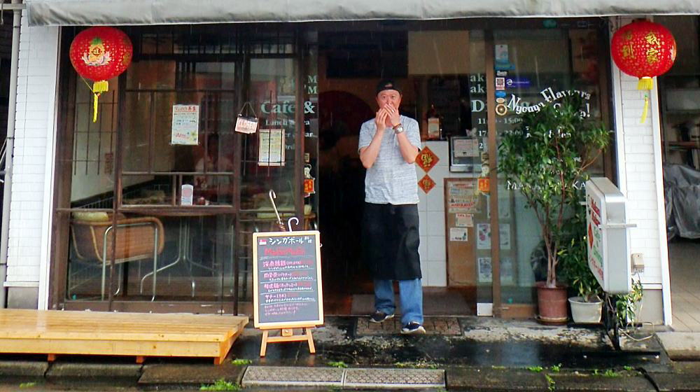 お店の前ではにかむジェームス