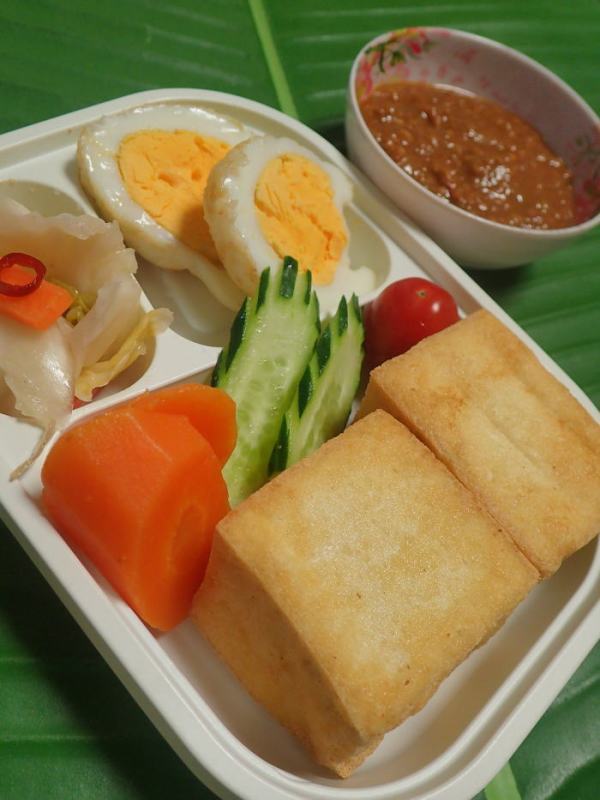 トーフゴレン(揚げ豆腐)のピーナッツソース添え